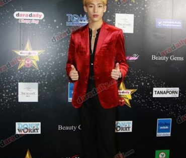 เหล่าดาราตบเท้าเดิน Black carpet งานประกาศรางวัล daradaily Awards ครั้งที่ 8