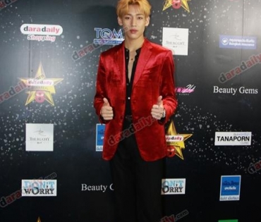 เหล่าดาราตบเท้าเดิน Black carpet งานประกาศรางวัล daradaily Awards ครั้งที่ 8