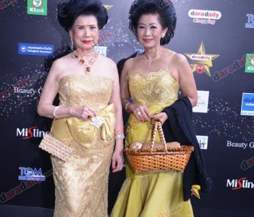 เหล่าดาราตบเท้าเดิน Black carpet งานประกาศรางวัล daradaily Awards ครั้งที่ 8