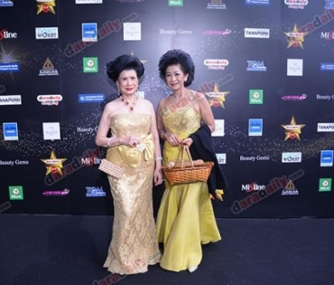 เหล่าดาราตบเท้าเดิน Black carpet งานประกาศรางวัล daradaily Awards ครั้งที่ 8