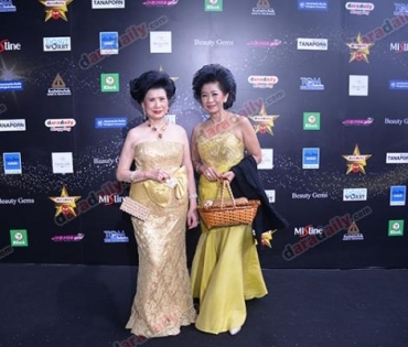 เหล่าดาราตบเท้าเดิน Black carpet งานประกาศรางวัล daradaily Awards ครั้งที่ 8