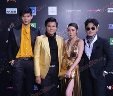 เหล่าดาราตบเท้าเดิน Black carpet งานประกาศรางวัล daradaily Awards ครั้งที่ 8