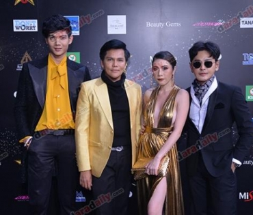 เหล่าดาราตบเท้าเดิน Black carpet งานประกาศรางวัล daradaily Awards ครั้งที่ 8