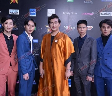 เหล่าดาราตบเท้าเดิน Black carpet งานประกาศรางวัล daradaily Awards ครั้งที่ 8