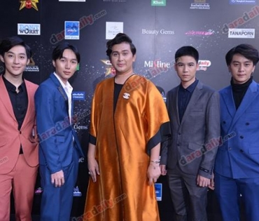 เหล่าดาราตบเท้าเดิน Black carpet งานประกาศรางวัล daradaily Awards ครั้งที่ 8