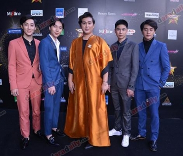 เหล่าดาราตบเท้าเดิน Black carpet งานประกาศรางวัล daradaily Awards ครั้งที่ 8