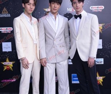 เหล่าดาราตบเท้าเดิน Black carpet งานประกาศรางวัล daradaily Awards ครั้งที่ 8