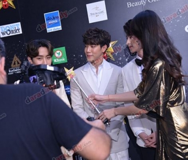 เหล่าดาราตบเท้าเดิน Black carpet งานประกาศรางวัล daradaily Awards ครั้งที่ 8