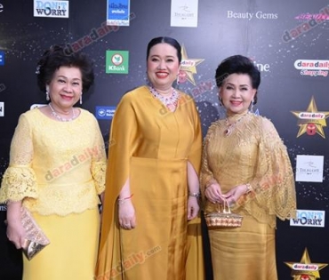 เหล่าดาราตบเท้าเดิน Black carpet งานประกาศรางวัล daradaily Awards ครั้งที่ 8