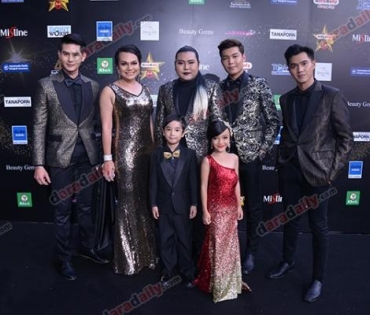 เหล่าดาราตบเท้าเดิน Black carpet งานประกาศรางวัล daradaily Awards ครั้งที่ 8