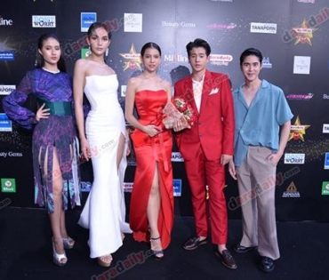 เหล่าดาราตบเท้าเดิน Black carpet งานประกาศรางวัล daradaily Awards ครั้งที่ 8