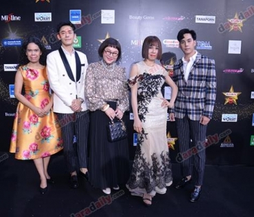 เหล่าดาราตบเท้าเดิน Black carpet งานประกาศรางวัล daradaily Awards ครั้งที่ 8