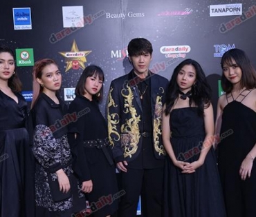 เหล่าดาราตบเท้าเดิน Black carpet งานประกาศรางวัล daradaily Awards ครั้งที่ 8