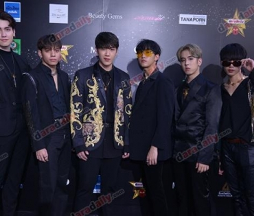 เหล่าดาราตบเท้าเดิน Black carpet งานประกาศรางวัล daradaily Awards ครั้งที่ 8