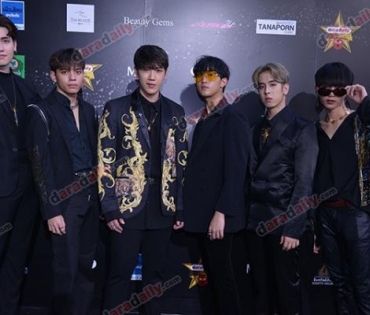 เหล่าดาราตบเท้าเดิน Black carpet งานประกาศรางวัล daradaily Awards ครั้งที่ 8