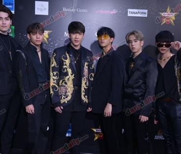 เหล่าดาราตบเท้าเดิน Black carpet งานประกาศรางวัล daradaily Awards ครั้งที่ 8