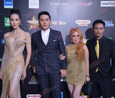 เหล่าดาราตบเท้าเดิน Black carpet งานประกาศรางวัล daradaily Awards ครั้งที่ 8