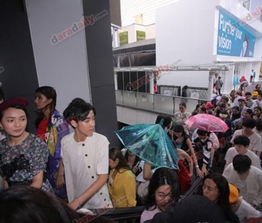 เหล่าดาราตบเท้าเดิน Black carpet งานประกาศรางวัล daradaily Awards ครั้งที่ 8