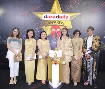 เหล่าดาราตบเท้าเดิน Black carpet งานประกาศรางวัล daradaily Awards ครั้งที่ 8