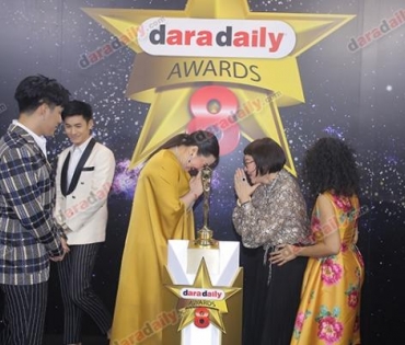 เหล่าดาราตบเท้าเดิน Black carpet งานประกาศรางวัล daradaily Awards ครั้งที่ 8