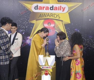 เหล่าดาราตบเท้าเดิน Black carpet งานประกาศรางวัล daradaily Awards ครั้งที่ 8