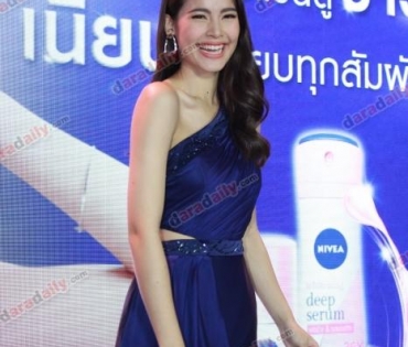 “ญาญ่า” เผยเป็นโมเมนต์น่ารัก “ณเดชน์” จับมือข้ามถนน