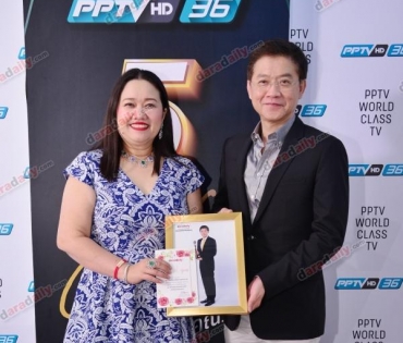 มอบรูป PPTV งาน daradaily awards 8