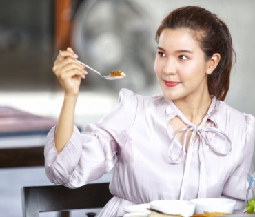 “เปาวลี-เอิร์ธ” ดีใจเปิดอาหารขานรับนโยบายรัฐเว้นระยะห่าง