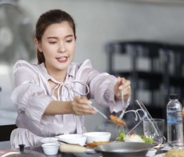 “เปาวลี-เอิร์ธ” ดีใจเปิดอาหารขานรับนโยบายรัฐเว้นระยะห่าง