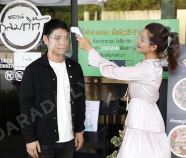 “เปาวลี-เอิร์ธ” ดีใจเปิดอาหารขานรับนโยบายรัฐเว้นระยะห่าง