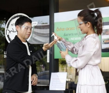 “เปาวลี-เอิร์ธ” ดีใจเปิดอาหารขานรับนโยบายรัฐเว้นระยะห่าง