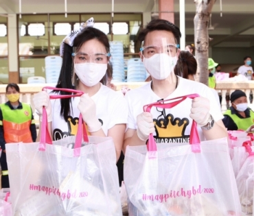  "เมย์" ควง  "บิ๊ก" แจกถุงยังชีพ 1 พันชุดช่วยเหลือคนเดือดร้อนจากโควิด 