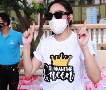  "เมย์" ควง  "บิ๊ก" แจกถุงยังชีพ 1 พันชุดช่วยเหลือคนเดือดร้อนจากโควิด 