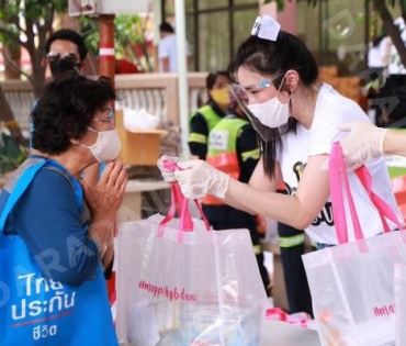  "เมย์" ควง  "บิ๊ก" แจกถุงยังชีพ 1 พันชุดช่วยเหลือคนเดือดร้อนจากโควิด 