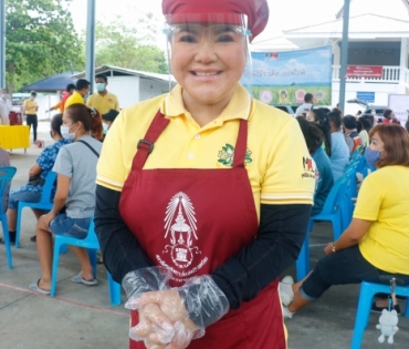 "หม่ำ จ๊กมก" และ "ฮาย อาภาพร" ร่วมใจมอบถุงยังชีพให้กับประชาชน 