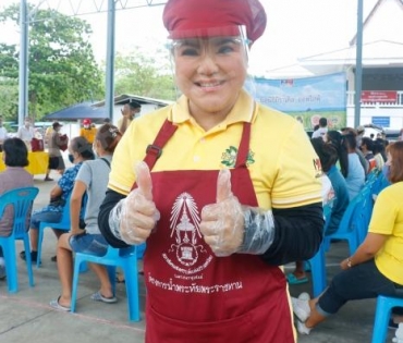 "หม่ำ จ๊กมก" และ "ฮาย อาภาพร" ร่วมใจมอบถุงยังชีพให้กับประชาชน 