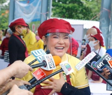 "หม่ำ จ๊กมก" และ "ฮาย อาภาพร" ร่วมใจมอบถุงยังชีพให้กับประชาชน 