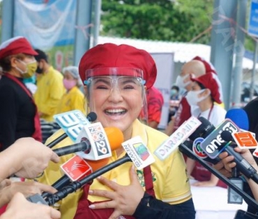 "หม่ำ จ๊กมก" และ "ฮาย อาภาพร" ร่วมใจมอบถุงยังชีพให้กับประชาชน 