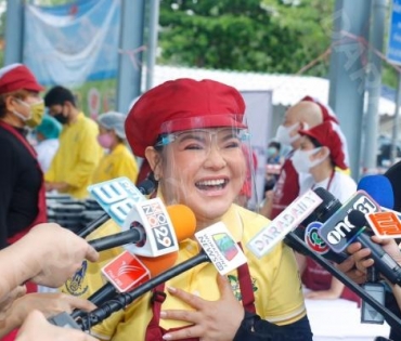 "หม่ำ จ๊กมก" และ "ฮาย อาภาพร" ร่วมใจมอบถุงยังชีพให้กับประชาชน 