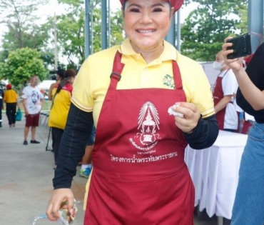 "หม่ำ จ๊กมก" และ "ฮาย อาภาพร" ร่วมใจมอบถุงยังชีพให้กับประชาชน 