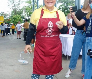 "หม่ำ จ๊กมก" และ "ฮาย อาภาพร" ร่วมใจมอบถุงยังชีพให้กับประชาชน 