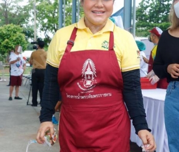 "หม่ำ จ๊กมก" และ "ฮาย อาภาพร" ร่วมใจมอบถุงยังชีพให้กับประชาชน 
