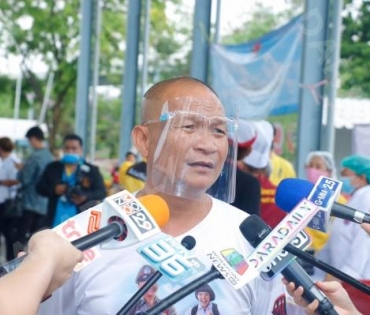 "หม่ำ จ๊กมก" และ "ฮาย อาภาพร" ร่วมใจมอบถุงยังชีพให้กับประชาชน 