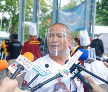 "หม่ำ จ๊กมก" และ "ฮาย อาภาพร" ร่วมใจมอบถุงยังชีพให้กับประชาชน 
