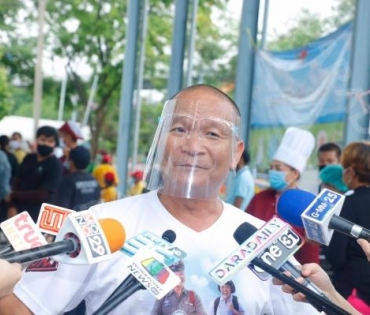 "หม่ำ จ๊กมก" และ "ฮาย อาภาพร" ร่วมใจมอบถุงยังชีพให้กับประชาชน 