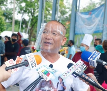 "หม่ำ จ๊กมก" และ "ฮาย อาภาพร" ร่วมใจมอบถุงยังชีพให้กับประชาชน 
