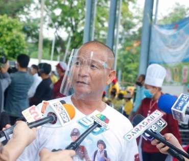 "หม่ำ จ๊กมก" และ "ฮาย อาภาพร" ร่วมใจมอบถุงยังชีพให้กับประชาชน 