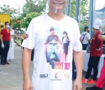 "หม่ำ จ๊กมก" และ "ฮาย อาภาพร" ร่วมใจมอบถุงยังชีพให้กับประชาชน 