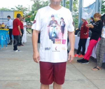 "หม่ำ จ๊กมก" และ "ฮาย อาภาพร" ร่วมใจมอบถุงยังชีพให้กับประชาชน 