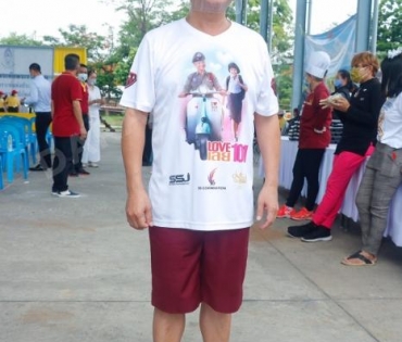 "หม่ำ จ๊กมก" และ "ฮาย อาภาพร" ร่วมใจมอบถุงยังชีพให้กับประชาชน 